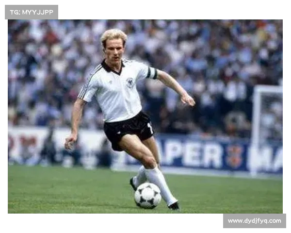 拜仁传奇鲁梅尼格在场上位置分析与关键技术特点解析